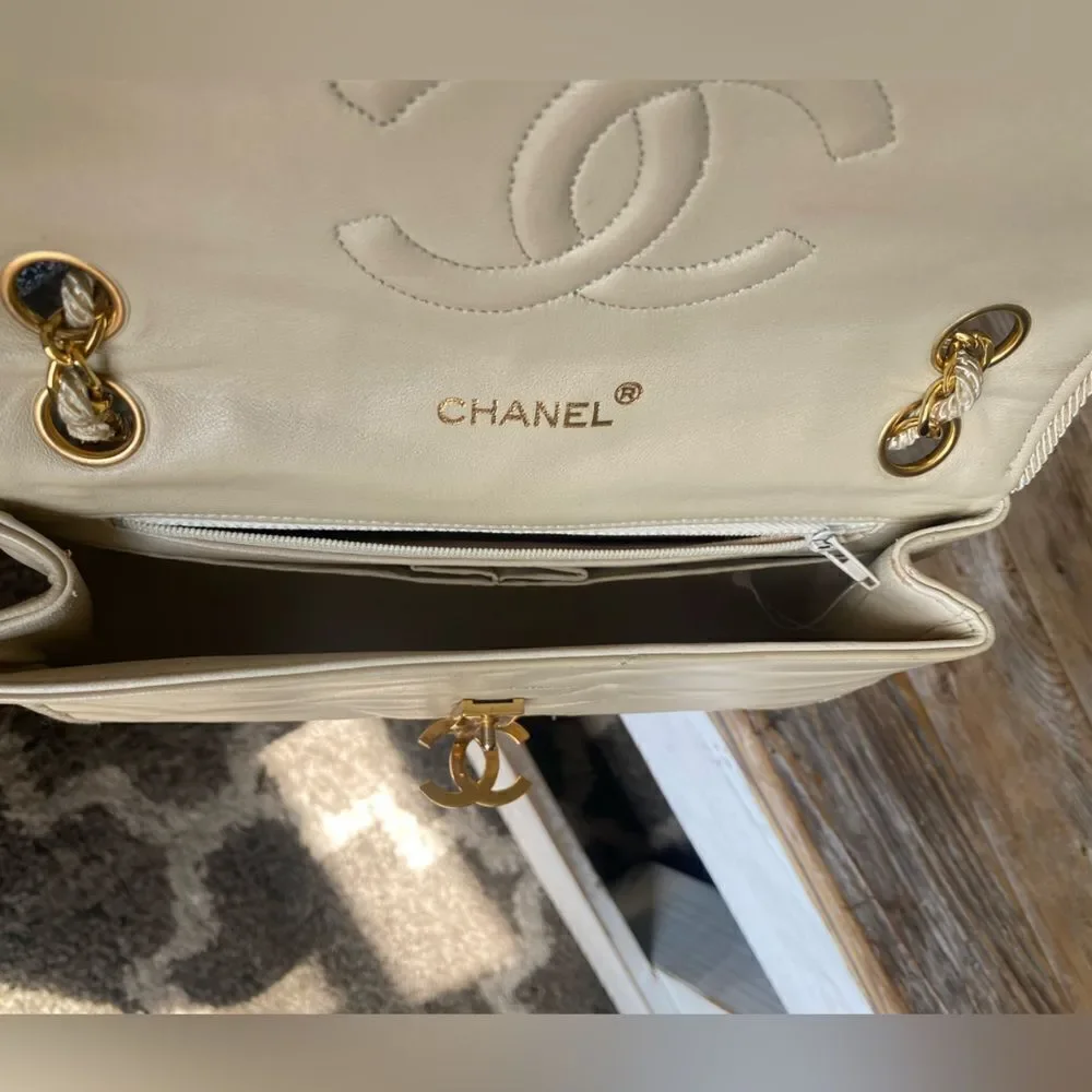 Vintage CHANEL Lambskin Cross Body Bag Cream / Gold Hardware